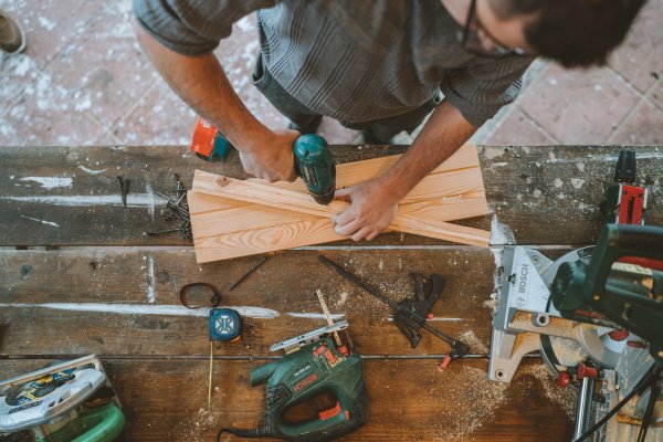 DIY vs Hiring a Handyman